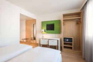 TV a/nebo společenská místnost v ubytování NH Berlin Potsdamer Platz