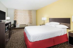 Кровать или кровати в номере Days Inn by Wyndham Phoenix North