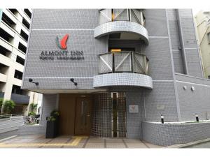 Un edificio con balcones a los lados. en Almont Inn Tokyo Nihonbashi, en Tokio