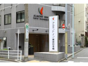 um edifício com um sinal em frente em Almont Inn Tokyo Nihonbashi em Tóquio