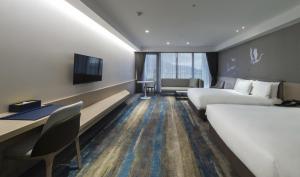 TV a/nebo společenská místnost v ubytování Golden Tulip FAB Hotel New Taipei