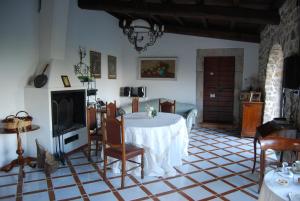 sala de estar con mesa y chimenea en B&B H.M., en Sonnino