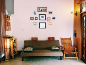 uma sala de estar com um sofá e uma cadeira em Baan Mai Sak em Pai