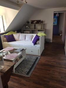 a living room with a white couch and a table at 18 châteaux et Beauval sur un rayon de 30 km in Saint-Georges-sur-Cher