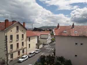 Fotografija v galeriji nastanitve Charmant F2 avec vue, proche centre v mestu Clermont-Ferrand