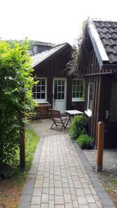 eine Terrasse vor einem Haus mit einer Bank in der Unterkunft Sissi's Feriendomizil in Winterberg