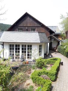 ein kleines Haus mit einer Terrasse davor in der Unterkunft Sissi's Feriendomizil in Winterberg