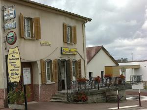 un edificio con una señal delante de él en Le Commerce, en Bulgnéville