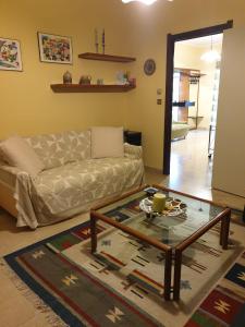 ein Wohnzimmer mit einem Sofa und einem Couchtisch in der Unterkunft Lunetta in Palermo