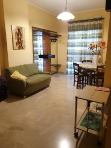 ein Wohnzimmer mit einem Sofa und einem Tisch in der Unterkunft Lunetta in Palermo