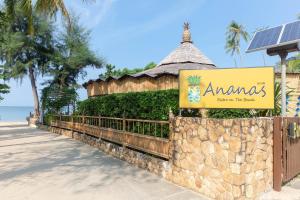 un cartel de ananas cerca de la playa en Anyavee Krabi Beach Resort, en Klong Muang Beach