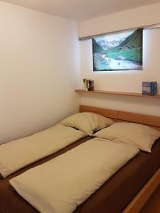 2 Betten nebeneinander in einem Zimmer in der Unterkunft Am Badischen Weinberg in Hagnau