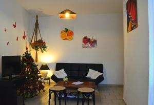 una sala de estar con un árbol de Navidad y un sofá en Gîte Les Vents du Large L'Aigrette en Le Crotoy