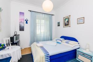1 dormitorio pequeño con 1 cama y TV en Guest House Ivana en Dubrovnik