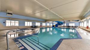Bazén v ubytování Staybridge Suites - Calgary Airport by IHG nebo v jeho okolí