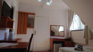 Telewizja i/lub zestaw kina domowego w obiekcie Letnia willa Jacuzzi & Sauna