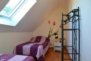 a attic bedroom with a bed and a ladder at Gîte Les Vents du Large L'Aigrette in Le Crotoy