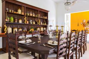 comedor con mesa de madera y sillas en The Notary's House en Makandura