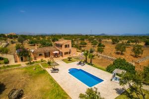 una vista aérea de una casa con piscina en Ideal Property Mallorca - Can Frit en Santa Margarita