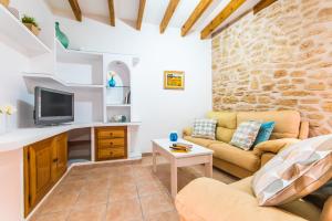 - un salon avec un canapé et une télévision dans l'établissement Ideal Property Mallorca - Barbera, à Alcúdia