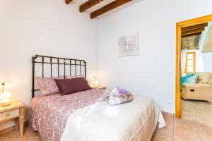 - une chambre avec un lit et un miroir dans l'établissement Ideal Property Mallorca - Barbera, à Alcúdia