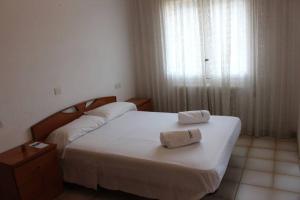 um quarto de hotel com duas camas com toalhas em Brisa, apartamento de tres habitaciones B em Port de la Selva