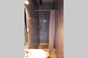 Koupelna v ubytování Brisa, apartamento de tres habitaciones B + 24 fotografií