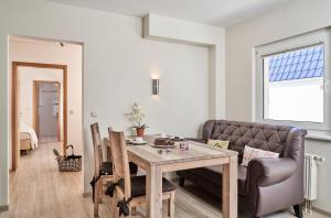 ein Wohnzimmer mit einem Tisch und einem Sofa in der Unterkunft Haus Pamir - Fewo 27 in Cuxhaven