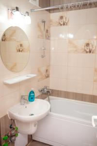 La salle de bains est pourvue d'un lavabo, de toilettes et d'une baignoire. dans l'établissement Apartament Cora Centru Pitesti, à Piteşti
