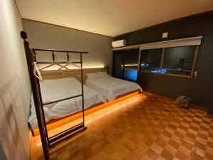 - une chambre avec 2 lits superposés et une fenêtre dans l'établissement Share Hotel 198 Beppu, à Beppu