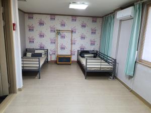 Postel nebo postele na pokoji v ubytování K Guesthouse