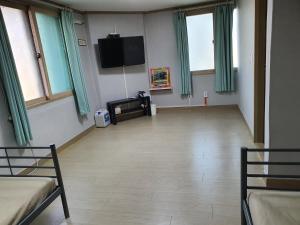 TV a/nebo společenská místnost v ubytování K Guesthouse