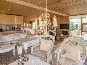 Posezení v ubytování 4 person holiday home in Hals-By Traum