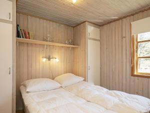 Postel nebo postele na pokoji v ubytování 4 person holiday home in Hals-By Traum