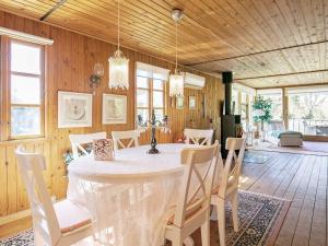 Posezení v ubytování 4 person holiday home in Hals-By Traum