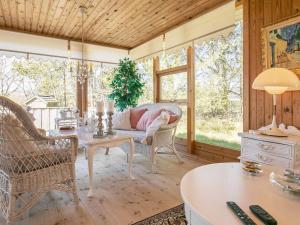 Posezení v ubytování 4 person holiday home in Hals-By Traum