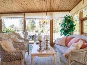 Posezení v ubytování 4 person holiday home in Hals-By Traum