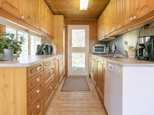 Kuchyň nebo kuchyňský kout v ubytování 4 person holiday home in Hals-By Traum