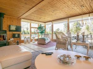 Posezení v ubytování 4 person holiday home in Hals-By Traum