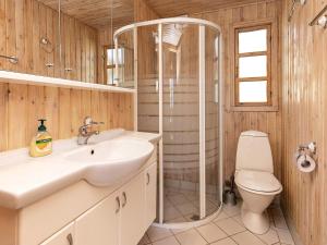 Koupelna v ubytování 4 person holiday home in Hals-By Traum