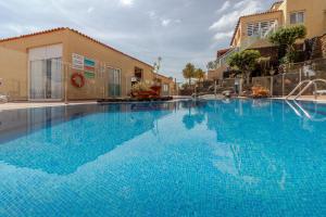 Bazén v ubytování Flatguest Costa Calma + Beach + 2Bdr + Pool nebo v jeho okolí