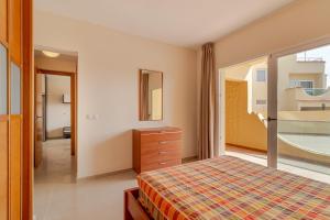 Postel nebo postele na pokoji v ubytování Flatguest Costa Calma + Beach + 2Bdr + Pool