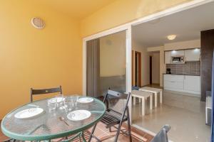 Kuchyň nebo kuchyňský kout v ubytování Flatguest Costa Calma + Beach + 2Bdr + Pool