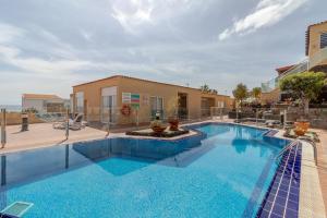 Bazén v ubytování Flatguest Costa Calma + Beach + 2Bdr + Pool nebo v jeho okolí