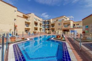Bazén v ubytování Flatguest Costa Calma + Beach + 2Bdr + Pool nebo v jeho okolí