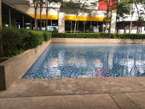 een zwembad voor een gebouw bij Main Place Resort Family Suite in Subang Jaya