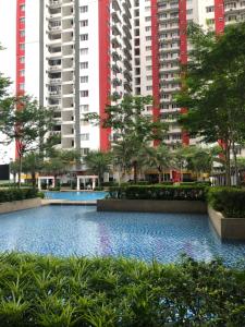 een zwembad in een stad met hoge gebouwen bij Main Place Resort Family Suite in Subang Jaya