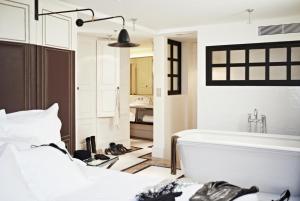 A bed or beds in a room at Hotel Cort