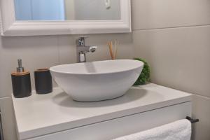 een badkamer met een witte wastafel op een aanrecht bij Villa Baronessa in Zadar