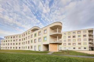 ein großes Gebäude mit Balkon auf der Seite in der Unterkunft I AM HOTEL im Living Campus in Leoben